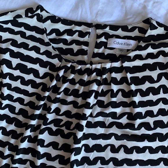 CALVIN KLEIN | B&W Stripe Top • Small - Picture 3 of 3